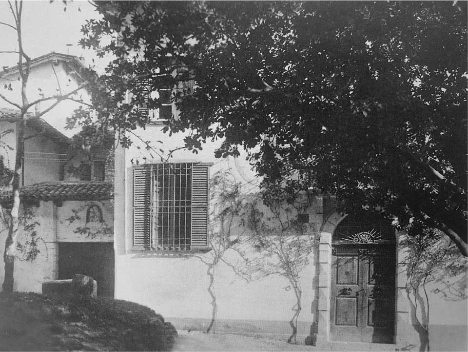 Fig. 1 – Veduta della facciata di Villa Thode a Cargnacco nel 1921 con lo spazio antistante, poi divenuto piazzetta Dalmata, e sulla sinistra l’ingresso agli edifici di servizio.