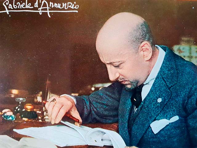 Gabriele D'Annunzio regge tra le mani i 